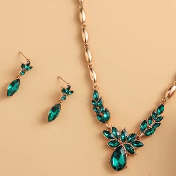 Jewelry - Necklace and matching earrings beautiful emerald green Zircon stones on gold NEW